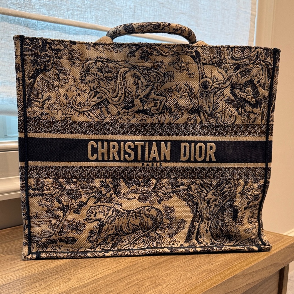 Dior beach bag navy and tan